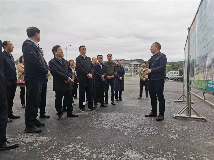 自贡市人大常委会副主任、民建自贡市委主委王孝谦一行考察四川供销西南冷链物流基地